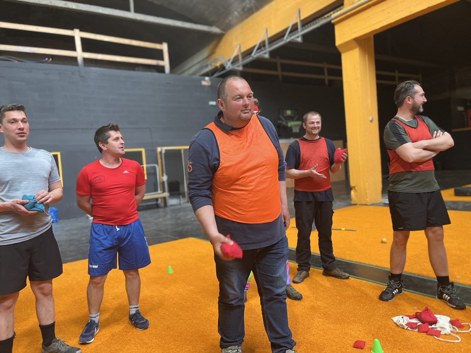 Le groupe relève les défis ensemble lors d'un EVG chez Team Square